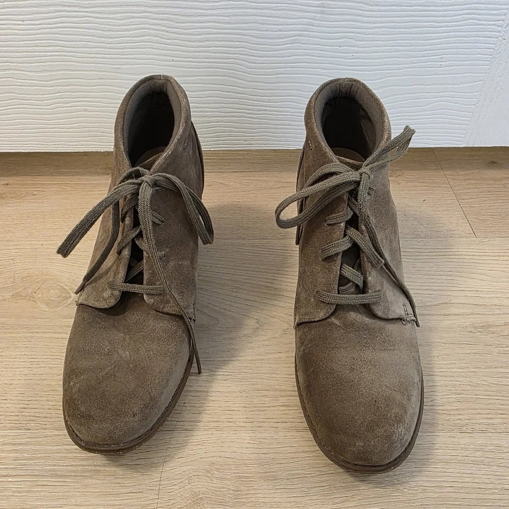 Clarks Taupe Suede Lace Up‎ Preppy Sophisticated Sashlin Sue Booties Shoes Sz 9M
